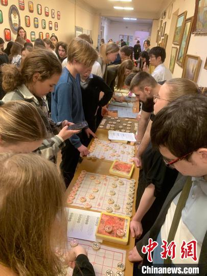 4月21日，莫斯科國立語言大學(xué)孔子學(xué)院附屬中學(xué)舉辦“國際中文日”活動，學(xué)生們學(xué)習(xí)中國象棋?！∧箍茋⒄Z言大學(xué)孔子學(xué)院 供圖