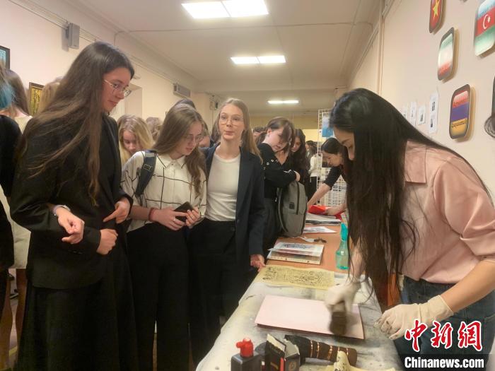 4月21日，莫斯科國立語言大學(xué)孔子學(xué)院附屬中學(xué)舉辦“國際中文日”活動，學(xué)生們體驗(yàn)雕版印刷?！∧箍茋⒄Z言大學(xué)孔子學(xué)院 供圖