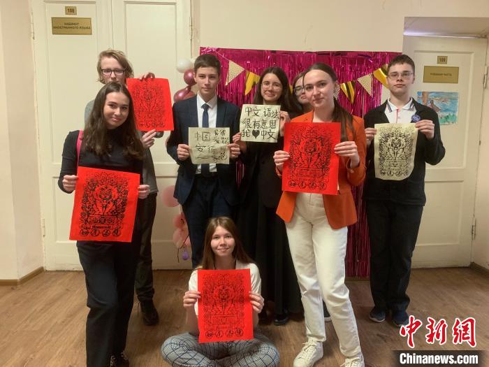 4月21日，莫斯科國立語言大學(xué)孔子學(xué)院附屬中學(xué)舉辦“國際中文日”活動，學(xué)生們展示自己的學(xué)習(xí)成果。　莫斯科國立語言大學(xué)孔子學(xué)院 供圖