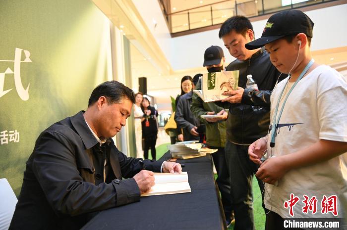 薛濤進(jìn)行圖書簽售?！∮诤Ｑ?攝