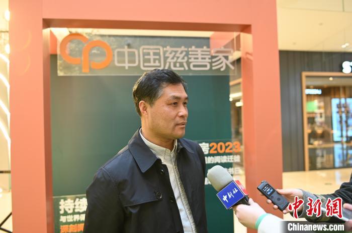 薛濤接受采訪?！∮诤Ｑ?攝