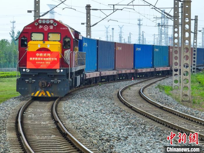 中歐班列長安號俄羅斯菜籽油回程石羊集團(tuán)專列順利抵達(dá)西安國際港站?！∥靼矅H港務(wù)區(qū)供圖