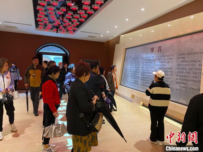 中共中央統(tǒng)戰(zhàn)部舊址里參觀者絡(luò)繹不絕?！±顣詡?攝