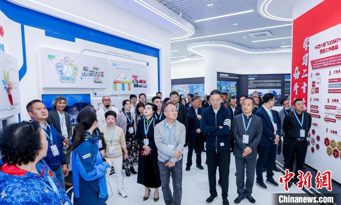 僑商、僑胞們考察金漪湖科創(chuàng)智造平臺重大基礎(chǔ)設(shè)施項目?！≈鬓k方供圖