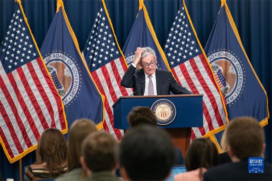 5月3日，美國(guó)聯(lián)邦儲(chǔ)備委員會(huì)主席鮑威爾在華盛頓出席新聞發(fā)布會(huì)。美國(guó)聯(lián)邦儲(chǔ)備委員會(huì)3日結(jié)束為期兩天的貨幣政策會(huì)議，宣布再次將聯(lián)邦基金利率目標(biāo)區(qū)間上調(diào)25個(gè)基點(diǎn)到5%至5.25%之間。新華社記者劉杰攝