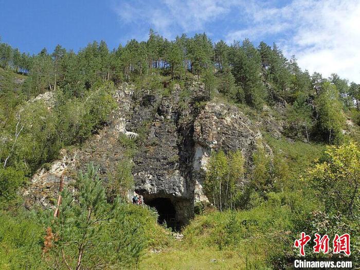 丹尼索瓦洞的入口(圖片來自Richard G. Roberts)?！∈┢樟指瘛ぷ匀?供圖