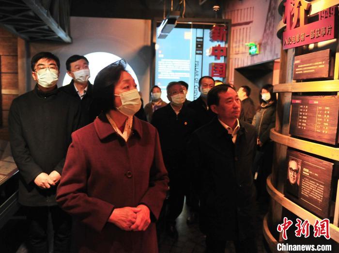 臺盟中央主席蘇輝近日率調(diào)研組赴吉林開展重點(diǎn)考察調(diào)研。圖為在長影舊址博物館考察吉林特色文化產(chǎn)業(yè)發(fā)展?！「啐埌?攝