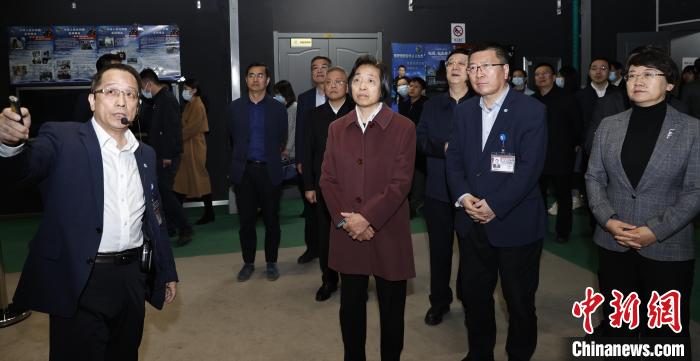 臺盟中央主席蘇輝近日率調(diào)研組赴吉林、遼寧開展重點(diǎn)考察調(diào)研。圖為在中航工業(yè)沈陽飛機(jī)設(shè)計(jì)研究所調(diào)研。　臺盟中央供圖