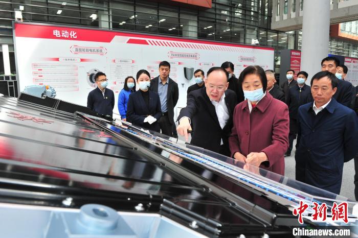 臺盟中央主席蘇輝近日率調(diào)研組赴吉林開展重點(diǎn)考察調(diào)研。圖為在中國第一汽車集團(tuán)有限公司調(diào)研?！「啐埌?攝