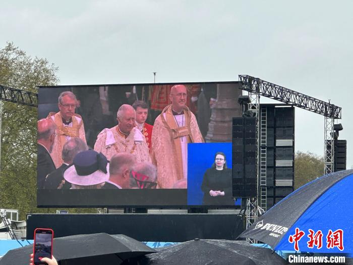 當(dāng)?shù)貢r間5月6日，英國國王查爾斯三世的加冕儀式舉行。民眾雨中觀看儀式?！W陽開宇 攝