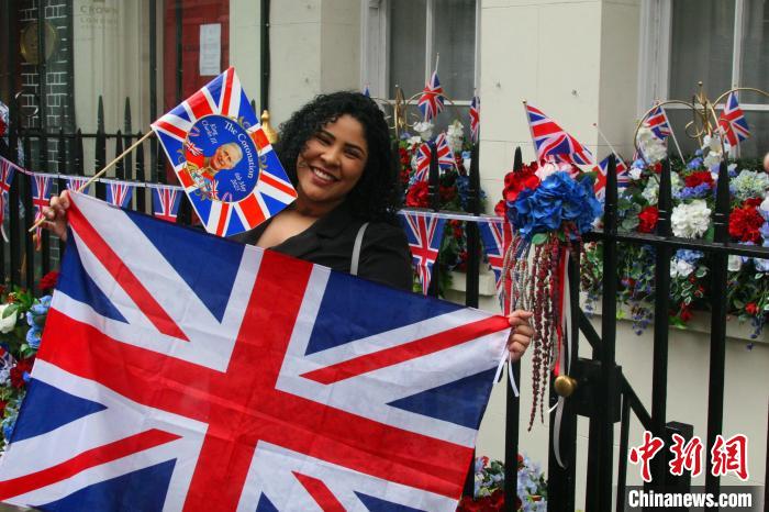 當(dāng)?shù)貢r間5月6日，英國國王查爾斯三世的加冕儀式舉行。圖為前往觀禮區(qū)的民眾。　張平 攝