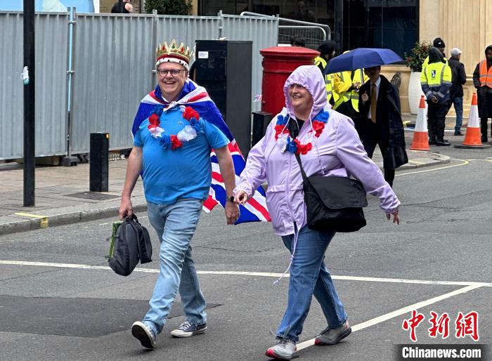當(dāng)?shù)貢r間5月6日，英國國王查爾斯三世的加冕儀式舉行。圖為前往觀禮區(qū)的民眾。　歐陽開宇 攝