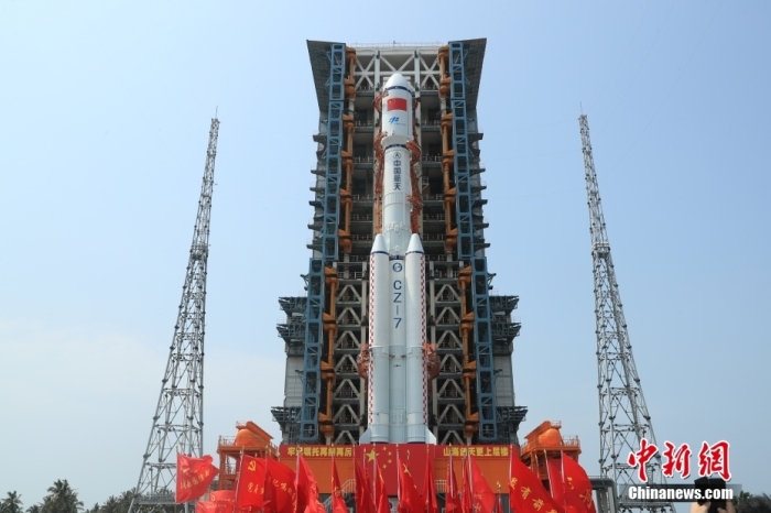 圖為轉(zhuǎn)運現(xiàn)場。攝影 邱立軍 黃國暢