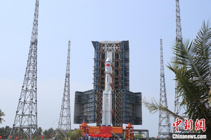 北京時間5月7日，天舟六號貨運(yùn)飛船與長征七號遙七運(yùn)載火箭組合體垂直轉(zhuǎn)運(yùn)至發(fā)射區(qū)。　邱立軍 黃國暢 攝