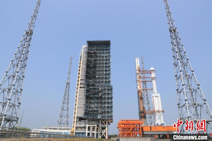 北京時間5月7日，天舟六號貨運(yùn)飛船與長征七號遙七運(yùn)載火箭組合體垂直轉(zhuǎn)運(yùn)至發(fā)射區(qū)?！∏窳④?黃國暢 攝