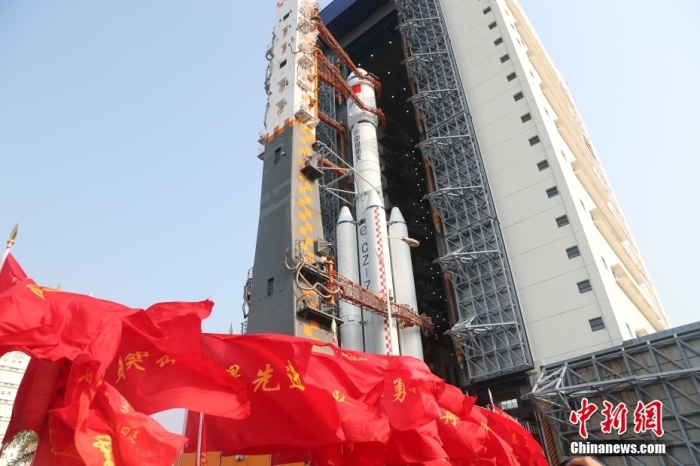 圖為轉(zhuǎn)運(yùn)現(xiàn)場。攝影 邱立軍 黃國暢