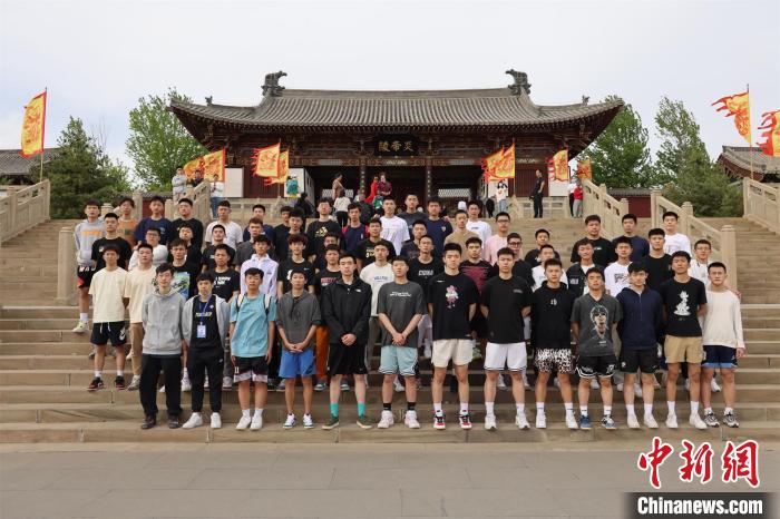 比賽結(jié)束后，兩岸學(xué)生參訪高平炎帝陵?！≈鬓k方供圖