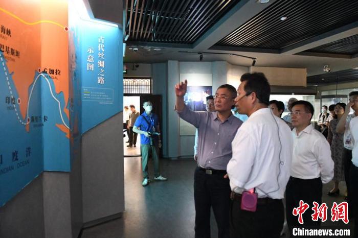 圖為蔡達峰一行在合浦漢代文化博物館考察?！×趾?攝