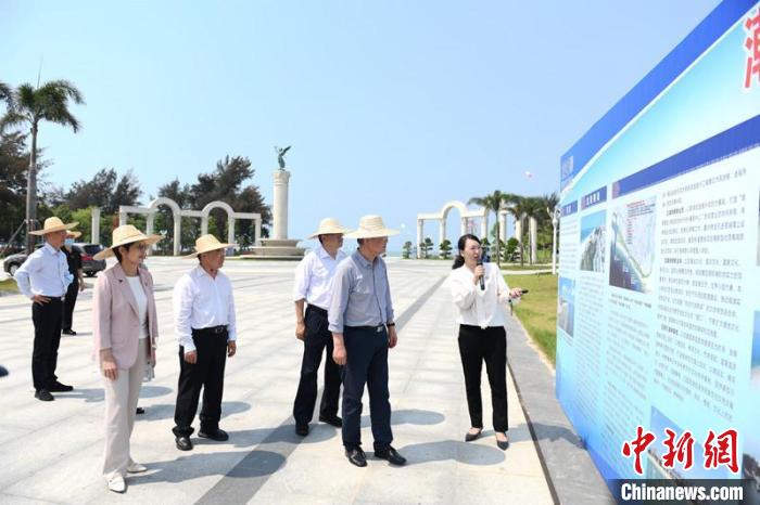 圖為蔡達峰一行了解北海銀灘景區(qū)改造提升工程情況。　林浩 攝