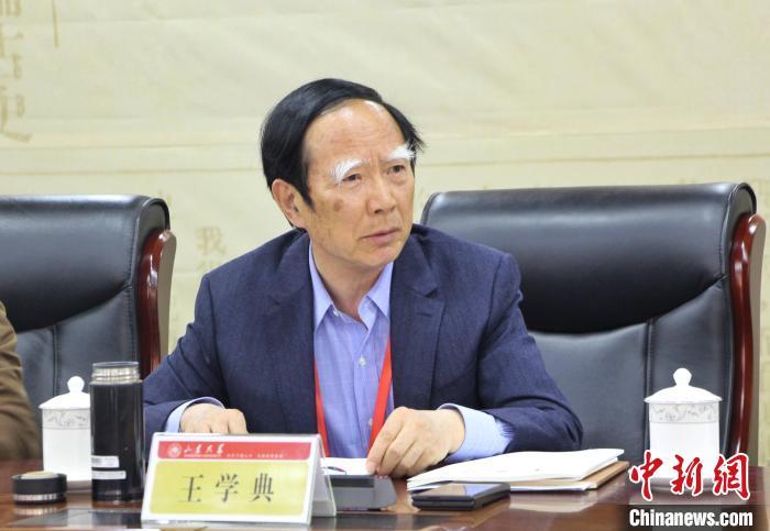 山東大學(xué)儒學(xué)高等研究院執(zhí)行院長、《文史哲》雜志主編王學(xué)典主持首場主題發(fā)言?！≮w曉 攝