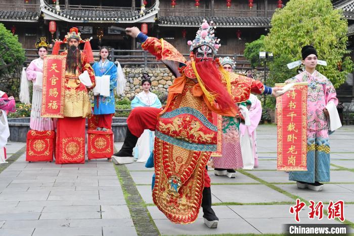 “00后”戲曲演員在楓香瑤寨表演溆浦辰河目連戲?！钊A峰 攝