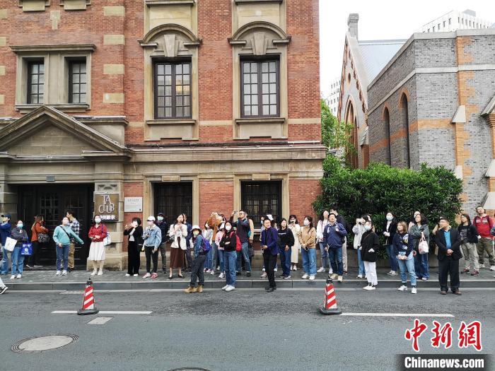 新階層人士走讀“外灘源”?！》队畋?攝