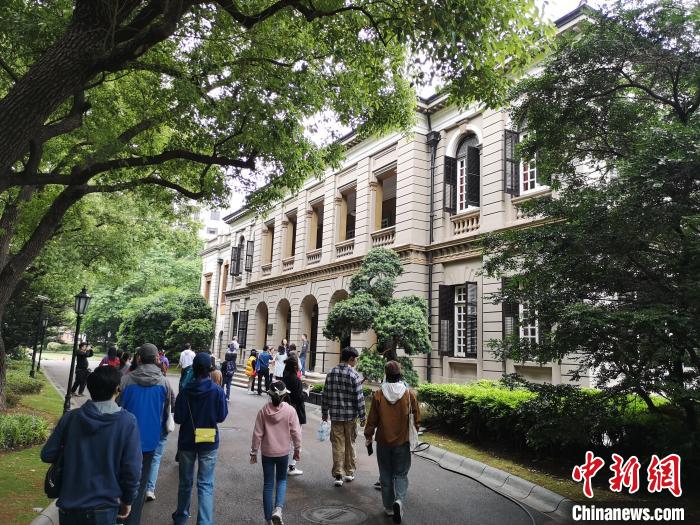 新階層人士參觀英國駐滬領(lǐng)事館?！》队畋?攝