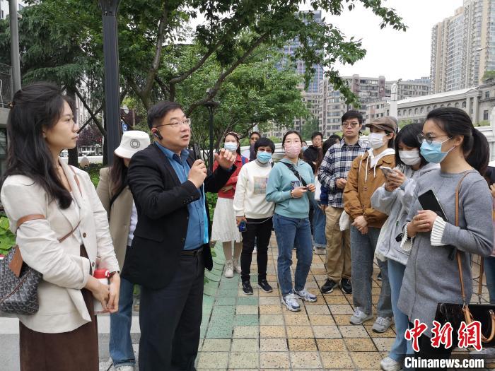 活動(dòng)現(xiàn)場?！》队畋?攝