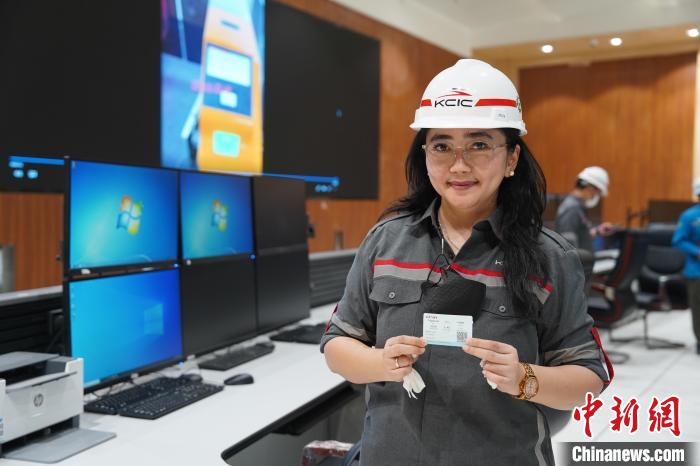 5月8日，客票系統(tǒng)負(fù)責(zé)人展示樣票。趙玅圓 攝