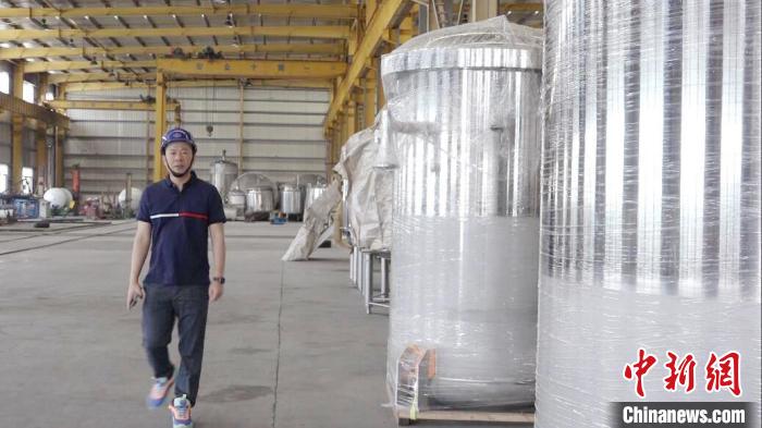 汪光典在不銹鋼罐體生產(chǎn)車間?！垈髅?攝