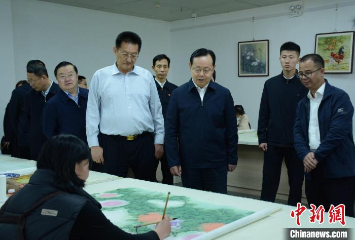 致公黨中央主席蔣作君近日率調(diào)研組赴山東開展重點考察調(diào)研。圖為在菏澤市巨野縣書畫院調(diào)研?！五?攝