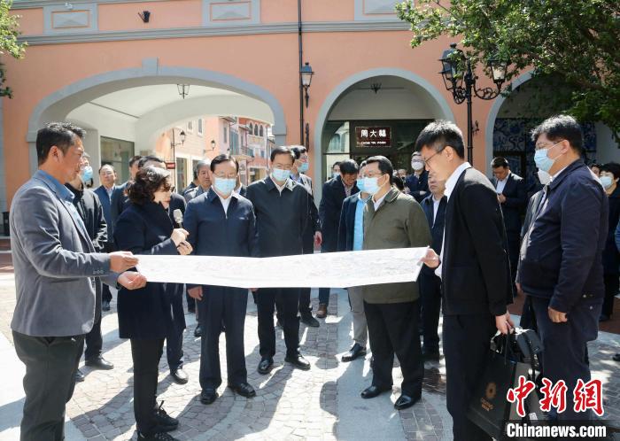 致公黨中央主席蔣作君近日率調(diào)研組赴天津開展重點考察調(diào)研。圖為在佛羅倫薩小鎮(zhèn)調(diào)研。　劉俊蒼 攝