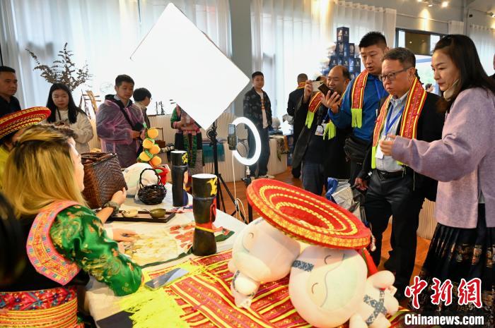 東盟國(guó)家媒體記者了解雪峰山非遺出海直播?！堊?攝