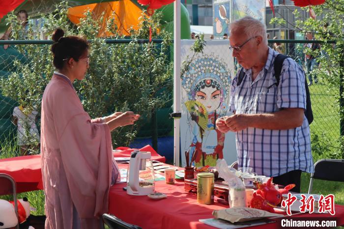 當(dāng)?shù)孛癖妳⒓又袊杞榻B和品茶活動?！◆斻肟鬃訉W(xué)院供圖