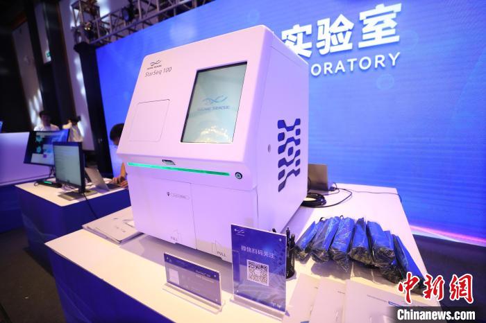 圖為發(fā)布會(huì)上展示的科技產(chǎn)品?！±祖I 攝