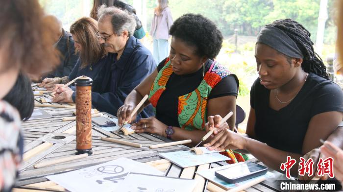 外交官們體驗(yàn)嘉定竹刻?！∪A東師范大學(xué)供圖