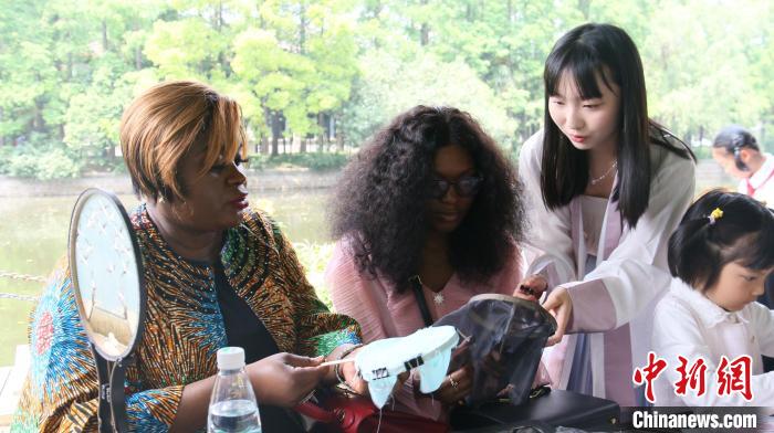 外交官們體驗(yàn)做團(tuán)扇?！∪A東師范大學(xué)供圖