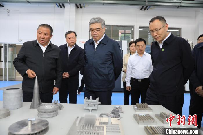 民進(jìn)中央常務(wù)副主席朱永新率調(diào)研組赴四川開展重點(diǎn)考察調(diào)研。圖為在四川工程職業(yè)技術(shù)學(xué)院考察調(diào)研?！∶襁M(jìn)中央供圖