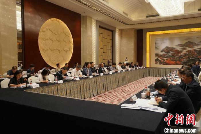 民進(jìn)中央主席蔡達(dá)峰近日率調(diào)研組赴江蘇開展重點(diǎn)考察調(diào)研。圖為在調(diào)研座談會(huì)現(xiàn)場(chǎng)?！∶襁M(jìn)中央供圖