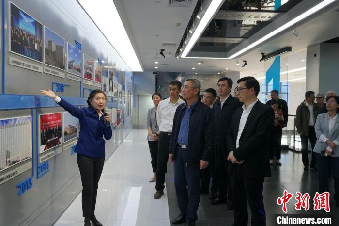 民進(jìn)中央主席蔡達(dá)峰近日率調(diào)研組赴江蘇開展重點(diǎn)考察調(diào)研。圖為在江陰實(shí)地考察雙良集團(tuán)有限公司?！O權(quán) 攝