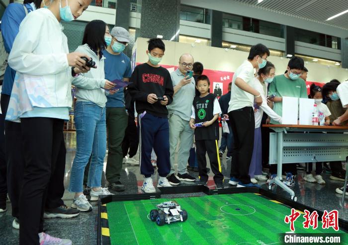 中科院計(jì)算所“神計(jì)妙算”公眾科學(xué)日活動(dòng)現(xiàn)場(chǎng)?！≈锌圃河?jì)算所 供圖