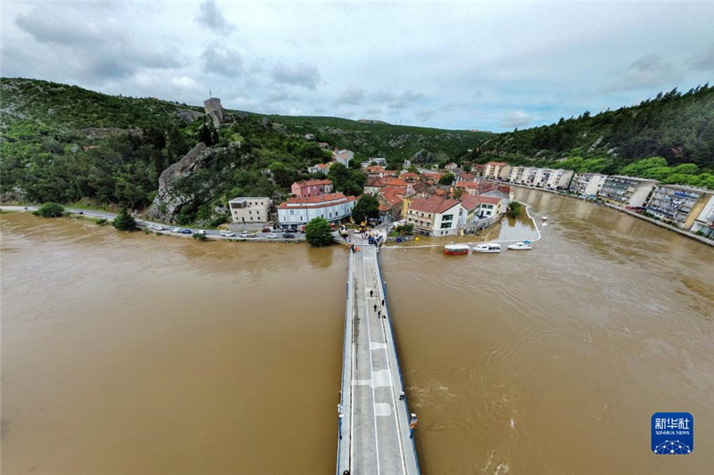 這是5月15日在克羅地亞奧布羅瓦茨拍攝的雨后水位暴漲的茲爾馬尼亞河。新華社發(fā)(Pixsell圖片社/西梅·澤利克攝)
