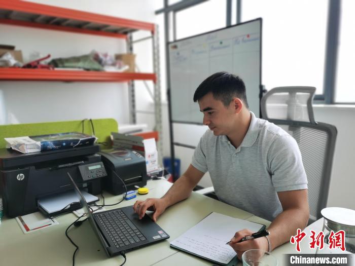 李浩宇正在辦公。　黨田野 攝