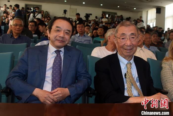 高能論壇開始前，丁肇中先生(右)與主持論壇的中科院高能所所長王貽芳院士合影?！?lt;a target='_blank' href='/'><p  align=