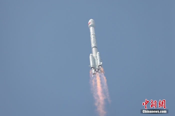 5月17日10時(shí)49分，我國(guó)在西昌衛(wèi)星發(fā)射中心用長(zhǎng)征三號(hào)乙運(yùn)載火箭，成功發(fā)射第五十六顆北斗導(dǎo)航衛(wèi)星。該衛(wèi)星屬地球靜止軌道衛(wèi)星，是我國(guó)北斗三號(hào)工程的首顆備份衛(wèi)星。入軌并完成在軌測(cè)試后，將接入北斗衛(wèi)星導(dǎo)航系統(tǒng)。此次發(fā)射是北斗三號(hào)工程高密度組網(wǎng)之后，時(shí)隔3年的首發(fā)任務(wù)。朱磊 攝