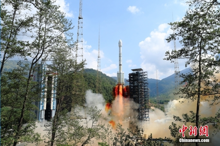 5月17日10時(shí)49分，我國(guó)在西昌衛(wèi)星發(fā)射中心用長(zhǎng)征三號(hào)乙運(yùn)載火箭，成功發(fā)射第五十六顆北斗導(dǎo)航衛(wèi)星。該衛(wèi)星屬地球靜止軌道衛(wèi)星，是我國(guó)北斗三號(hào)工程的首顆備份衛(wèi)星。入軌并完成在軌測(cè)試后，將接入北斗衛(wèi)星導(dǎo)航系統(tǒng)。此次發(fā)射是北斗三號(hào)工程高密度組網(wǎng)之后，時(shí)隔3年的首發(fā)任務(wù)。楊志遠(yuǎn) 攝