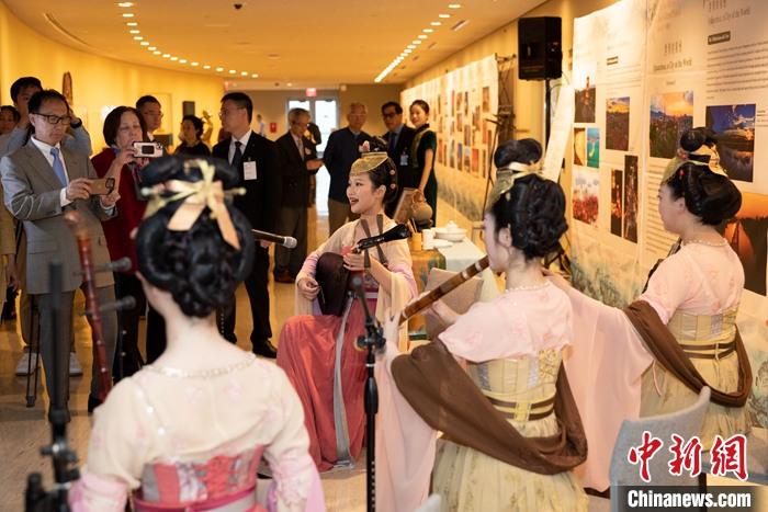 當(dāng)?shù)貢r(shí)間5月19日，中國常駐聯(lián)合國代表團(tuán)、中國文化和旅游部、泉州市人民政府在紐約聯(lián)合國總部聯(lián)合舉辦“茶和天下·雅集”主題展覽和招待會(huì)。圖為展覽現(xiàn)場(chǎng)泉州南音表演。 <a target='_blank' href='/' _fcksavedurl='/'><p  align=
