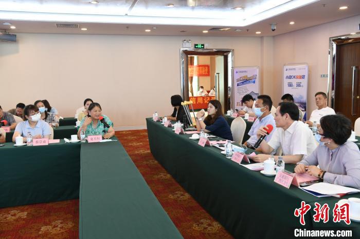 圖為中國(guó)銀行廣西分行代表在回應(yīng)桂林歸義生態(tài)農(nóng)業(yè)有限公司總經(jīng)理夏月紅的貸款需求。　蔣雪林 攝