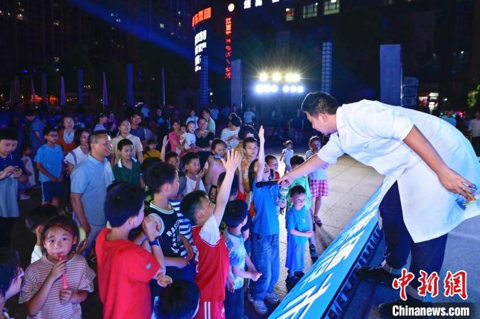 2023年鷹潭市“好奇心”科普節(jié)吸引了不少孩子踴躍參與?！≈鬓k方 供圖