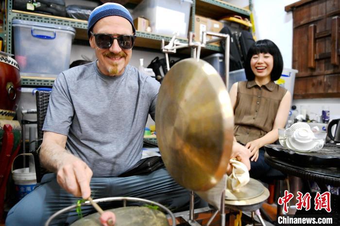 代表團成員在漳州木偶表演館開展文化藝術交流活動。　張金川 攝